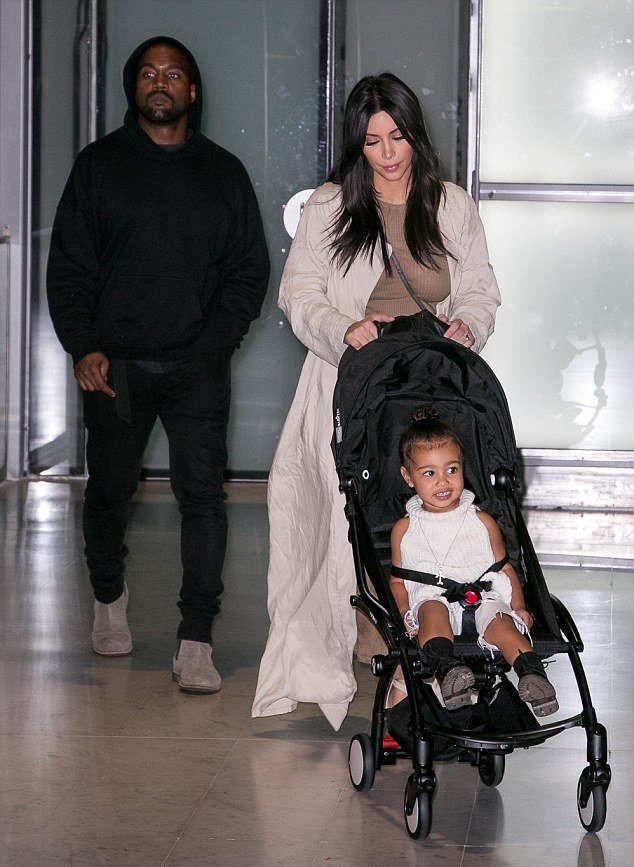 Семейное путешествие: Ким Кардашьян, Канье Уэст и Норт приехали в Париж